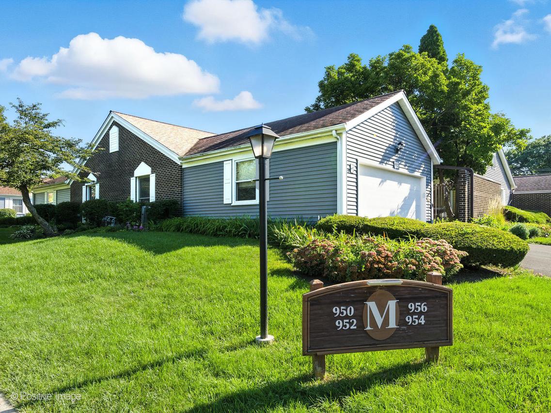 952 Dartmouth Dr., Wheaton, IL 60189