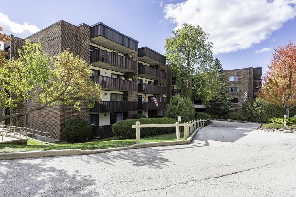 650 Whitney Ct. #203, Gurnee, IL 60031