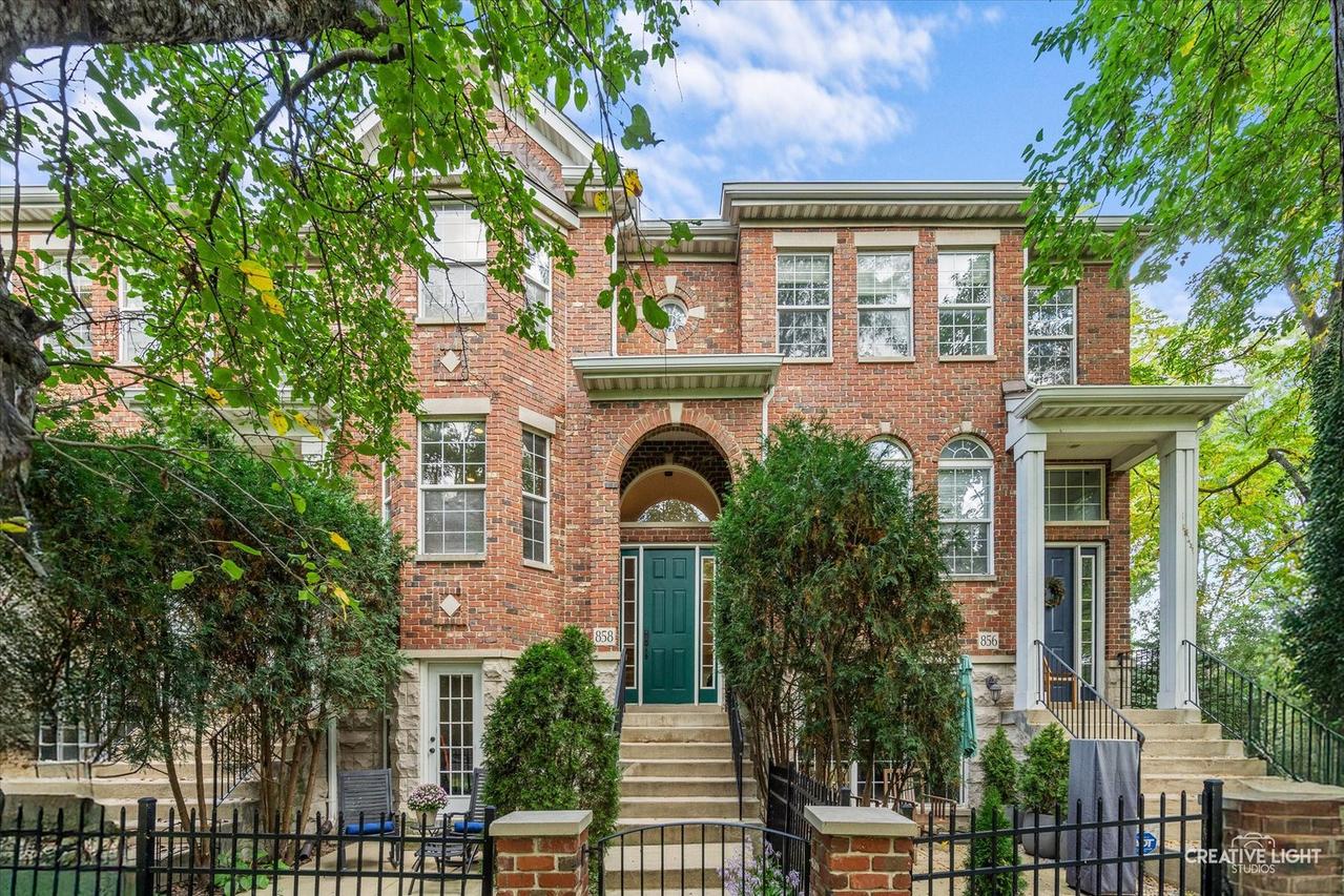 858 Shandrew Dr., Naperville, IL 60540