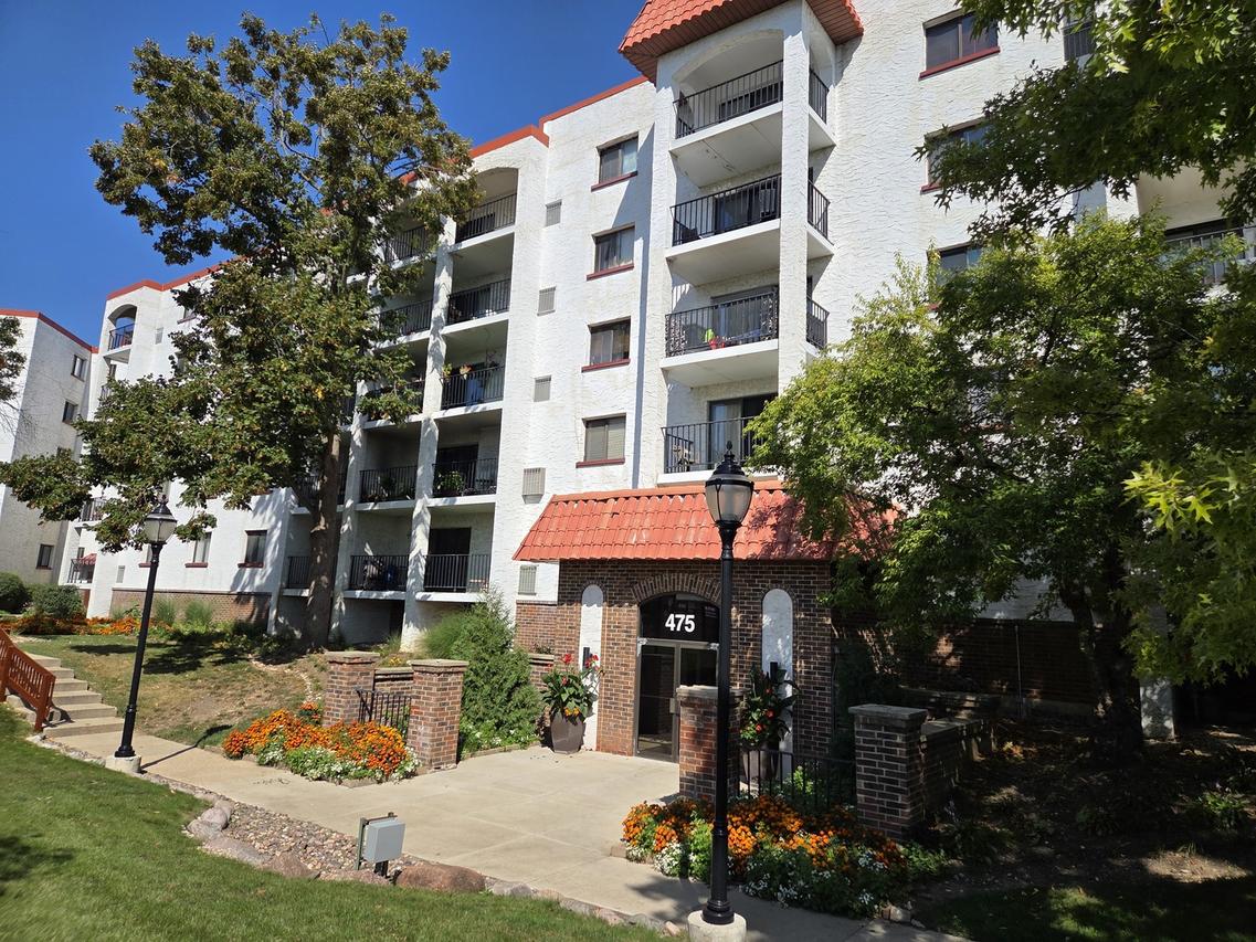 475 Plum Creek Dr. #206, Wheeling, IL 60090