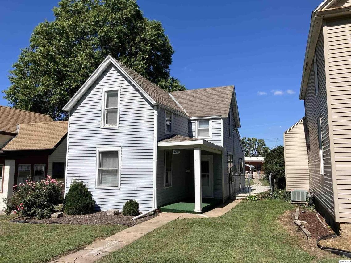 2045 Chestnut St., Quincy, IL 62301