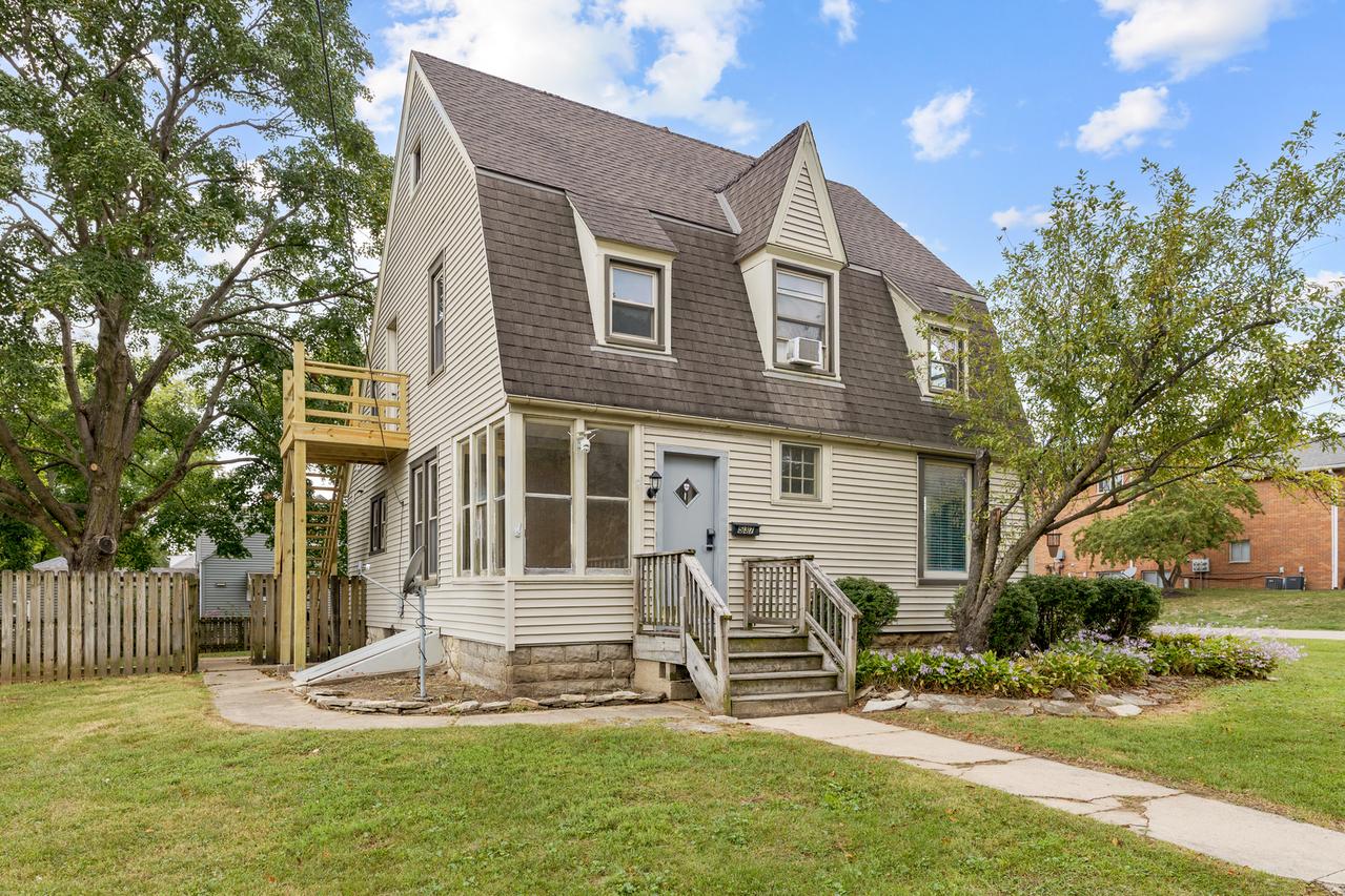 537 Hartford Ave., Aurora, IL 60506