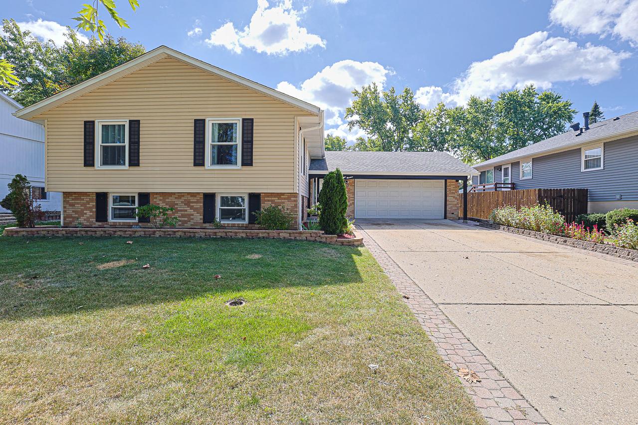 819 Robinson Ave., Streamwood, IL 60107