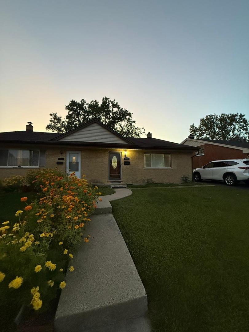 9428 N Oak Ave., Des Plaines, IL 60016