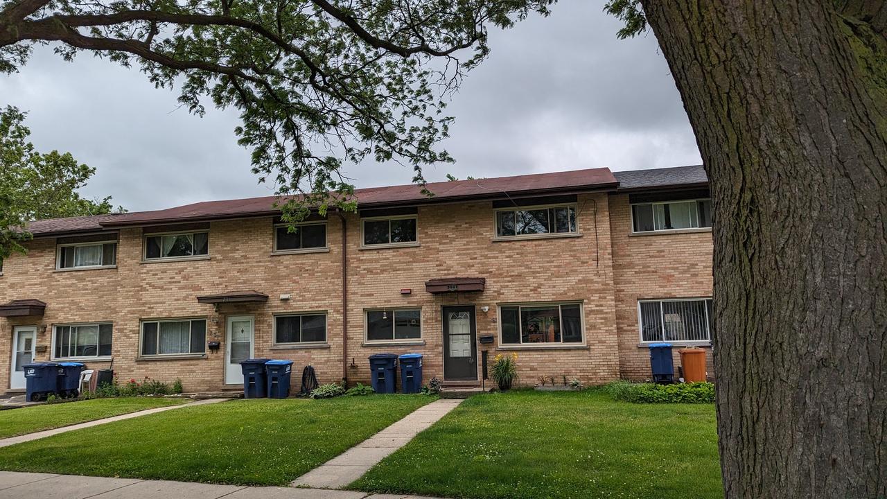 239 Dover Dr., Des Plaines, IL 60018