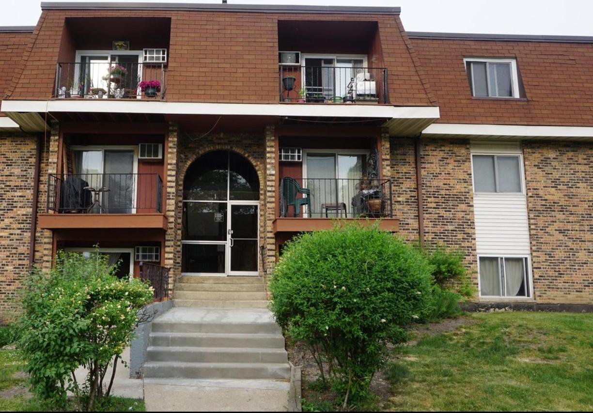 1195 Meadow Ln. #114, Hoffman Estates, IL 60169