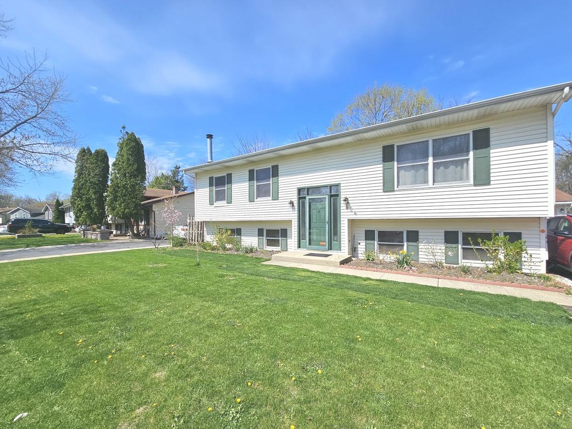 424 Greenview Dr., Park City, IL 60085