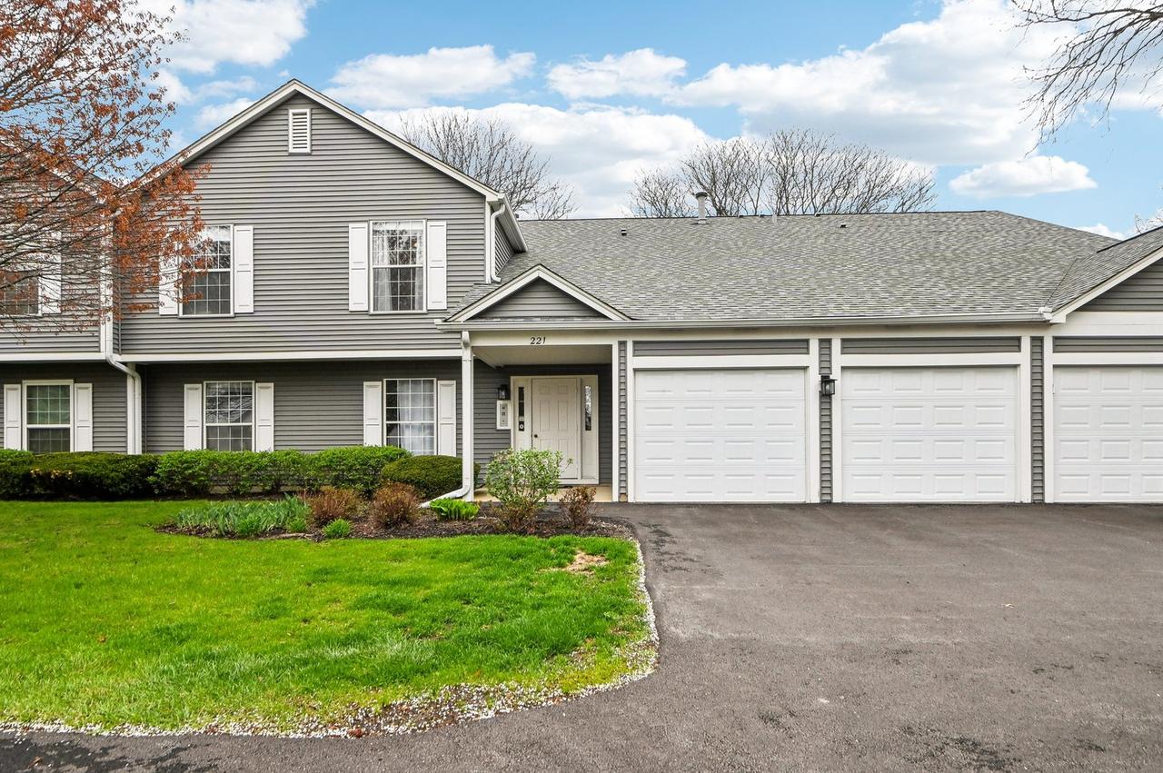 221 Hampshire Ct. #201D, Naperville, IL 60565