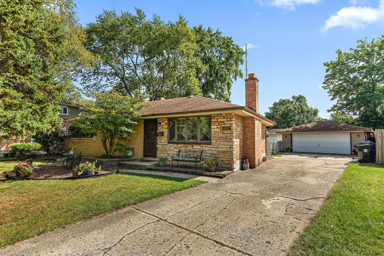 6821 Saratoga Dr., Bridgeview, IL 60455