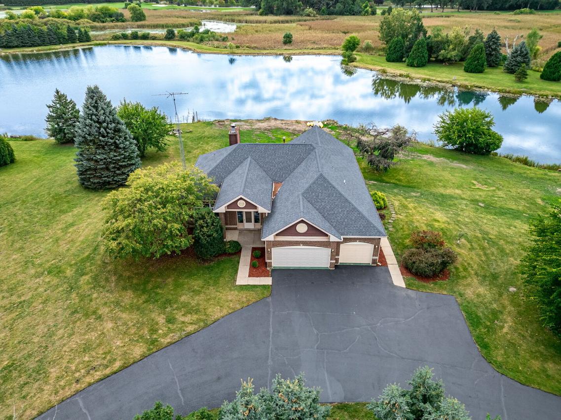 675 White Pine Cir., Lake In The Hills, IL 60156