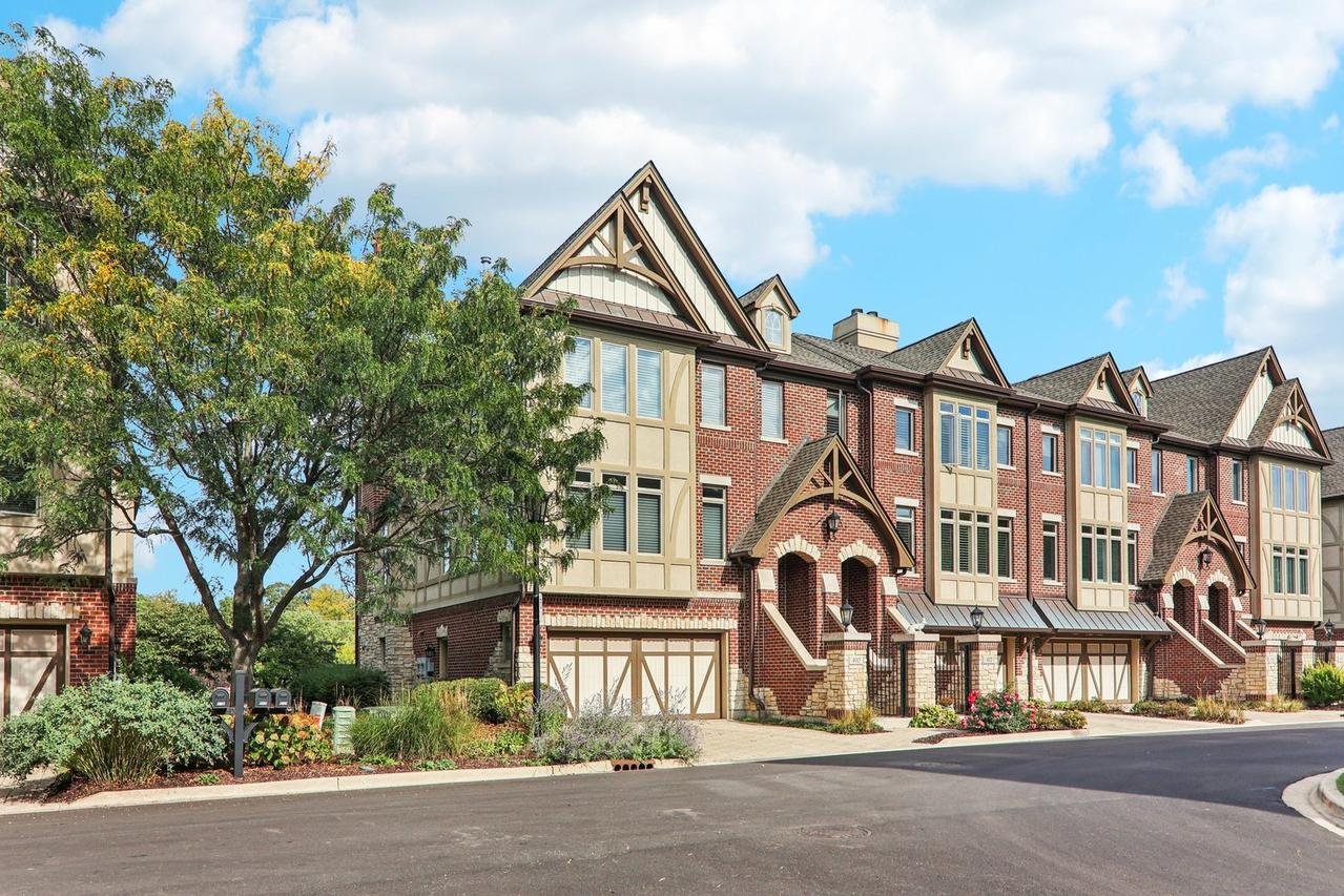 402 Brownstone Dr., St. Charles, IL 60174