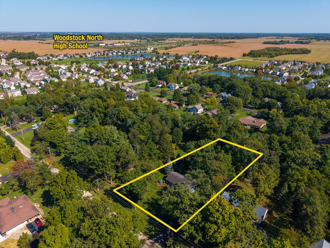 908 Hickory Rd., Woodstock, IL 60098