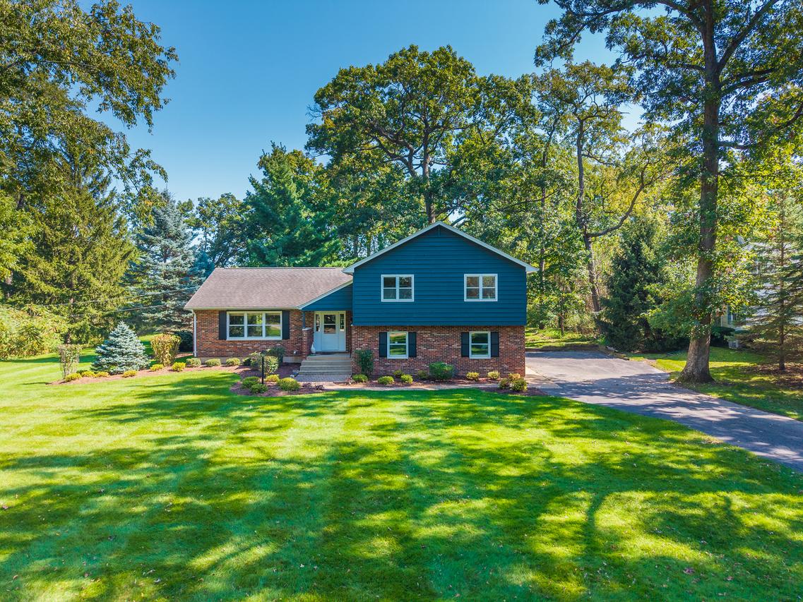 908 Hickory Rd., Woodstock, IL 60098