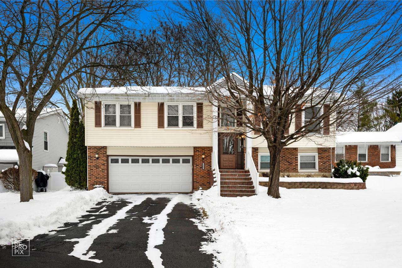 1033 S Warwick Cir., Hoffman Estates, IL 60169