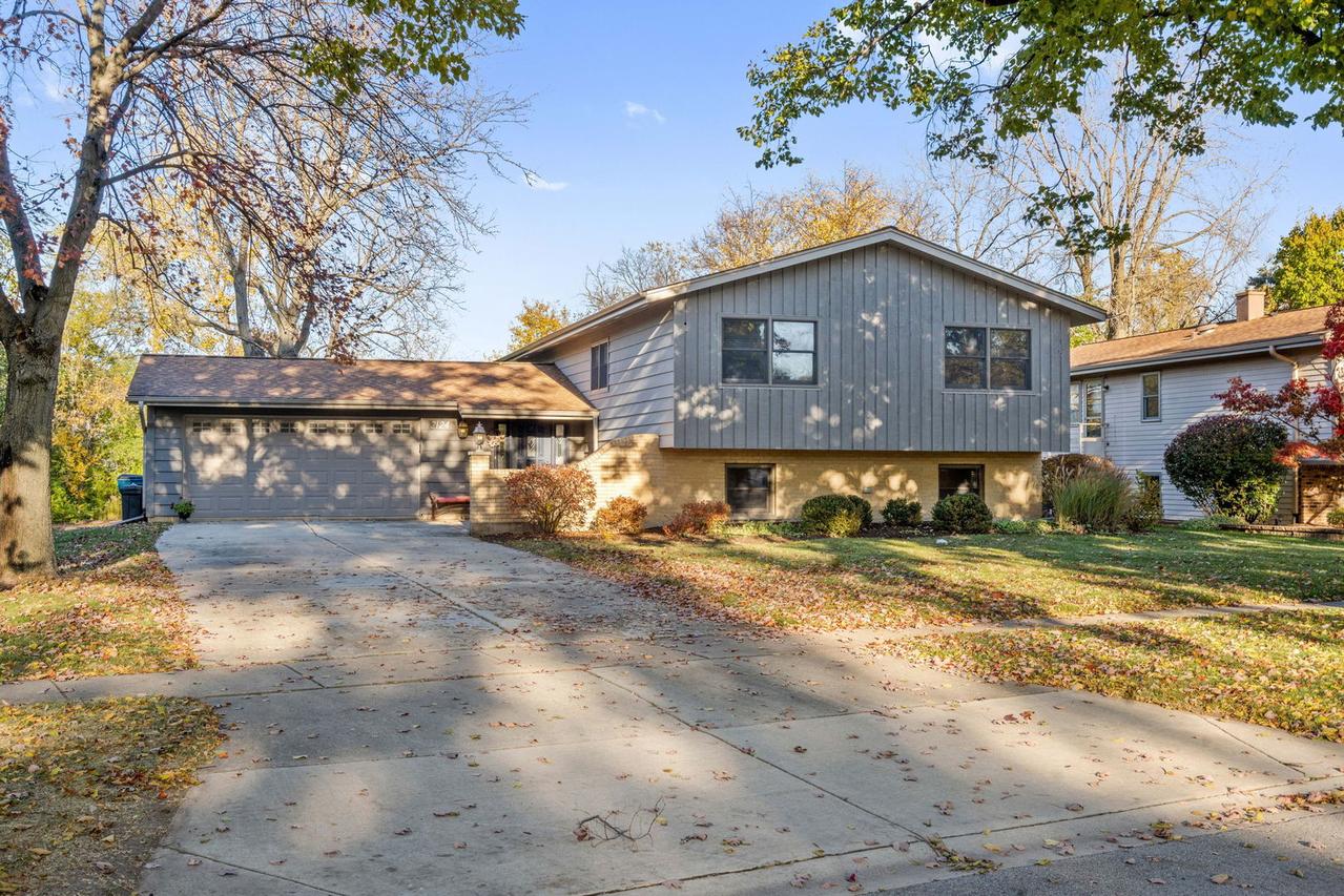 2124 Midhurst Rd., Downers Grove, IL 60516