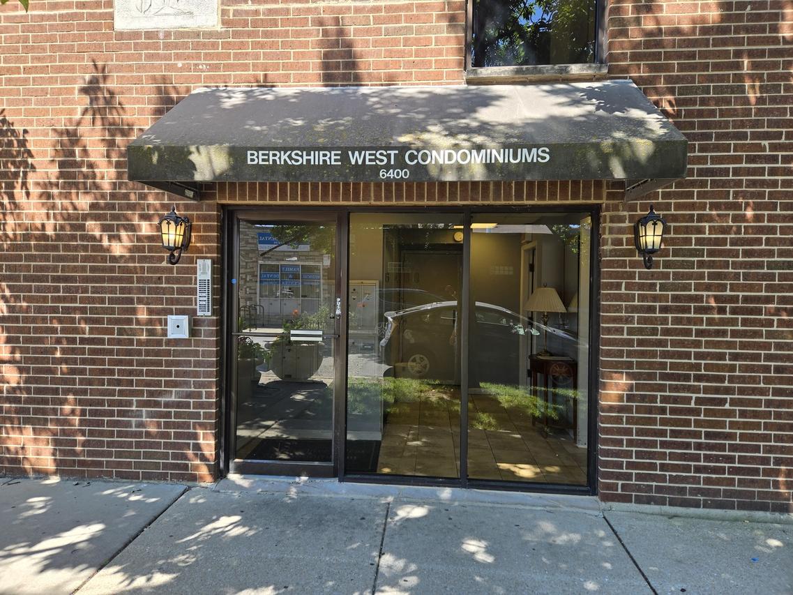 6400 N Sacramento Ave. #205, Chicago, IL 60645