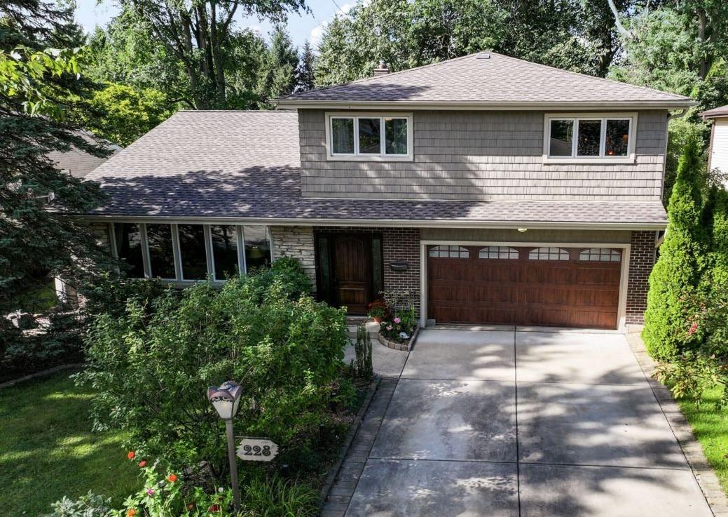 228 Mark Dr., Glenview, IL 60025