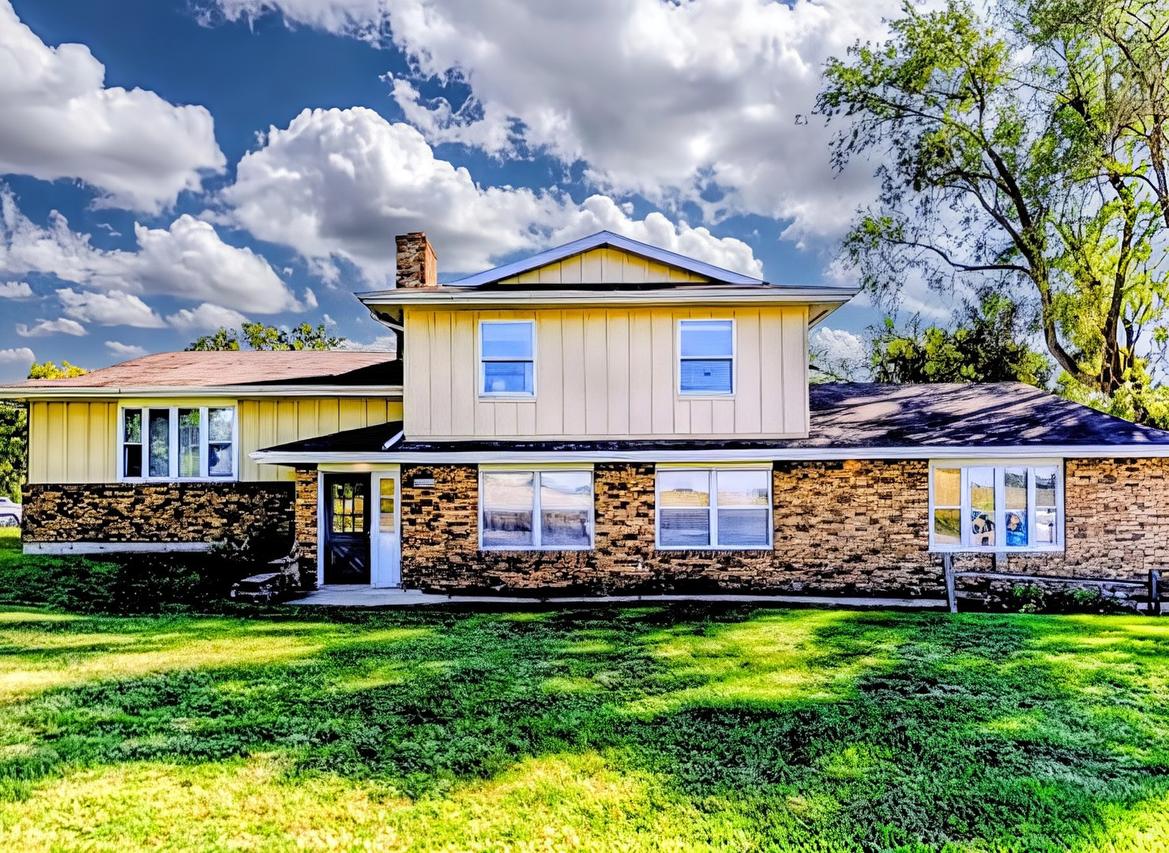 2222 Coltonville Rd., Sycamore, IL 60178