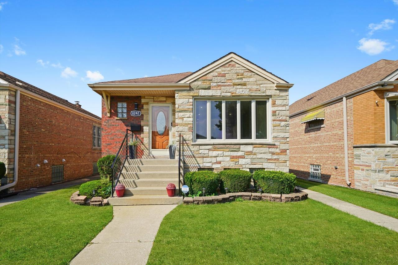 8242 S Albany Ave., Chicago, IL 60652