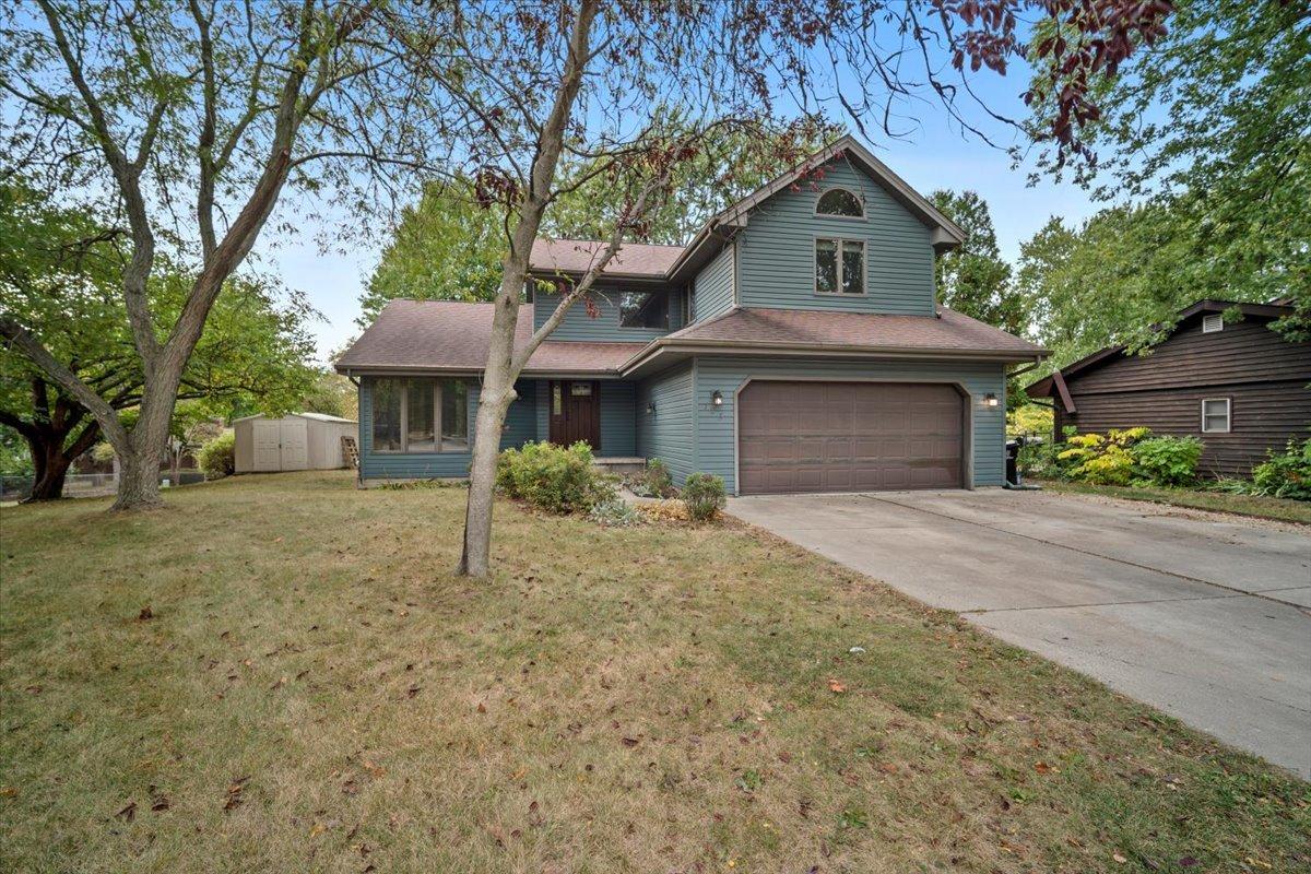 123 S Devonshire Dr., Bloomington, IL 61704