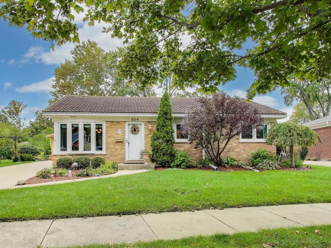 209 Amherst Ave., Des Plaines, IL 60016