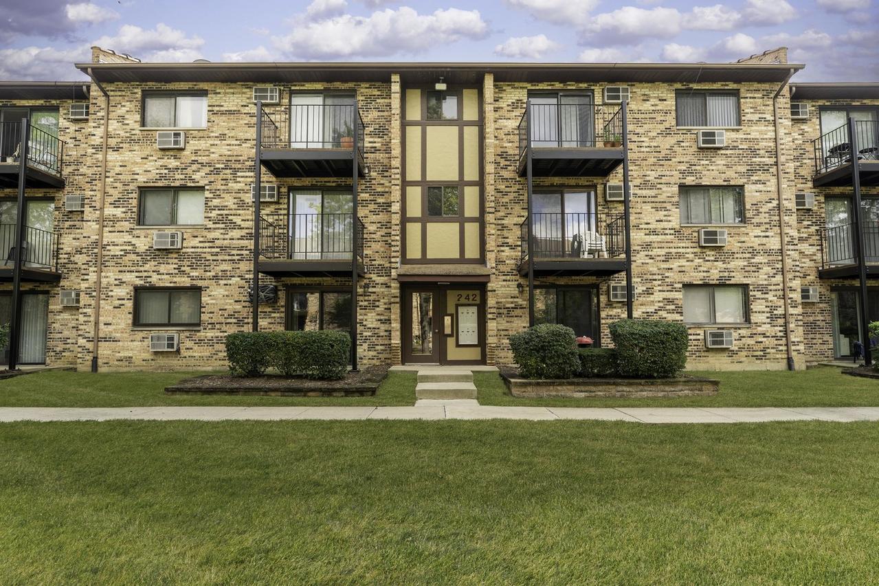 242 Klein Creek Ct. #1A, Carol Stream, IL 60188