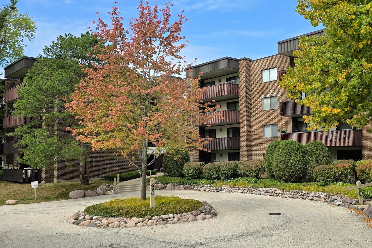 690 Chandler Rd. #305, Gurnee, IL 60031
