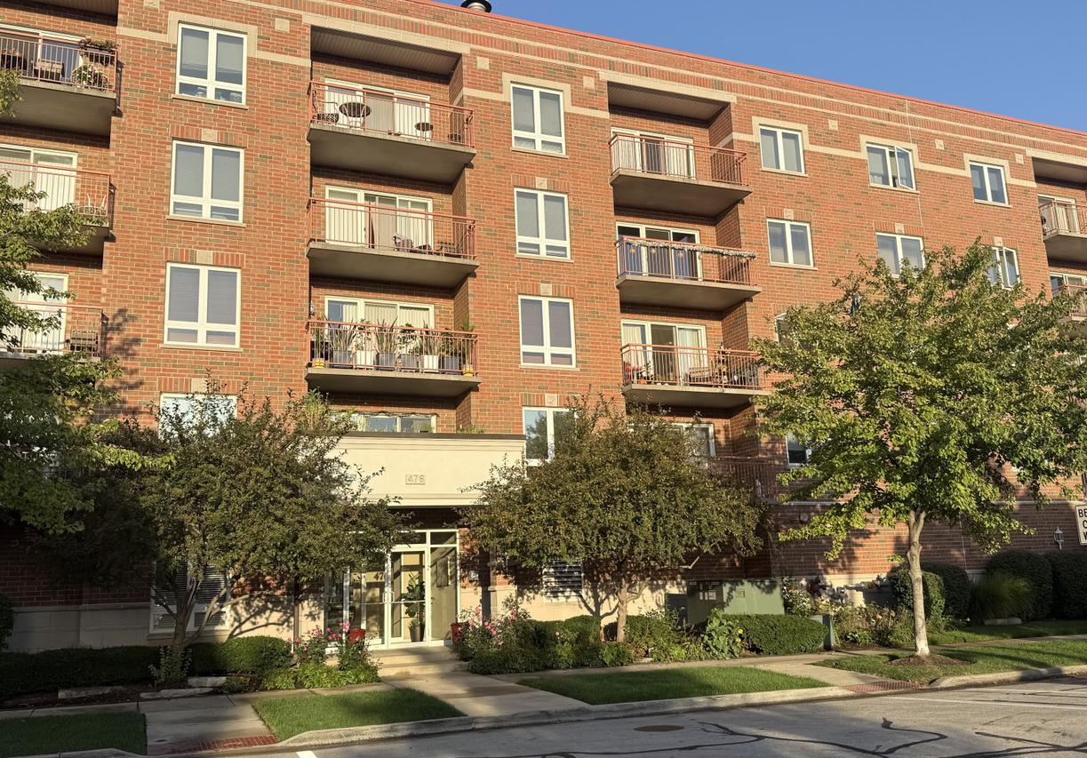 476 Alles St. #210, Des Plaines, IL 60016