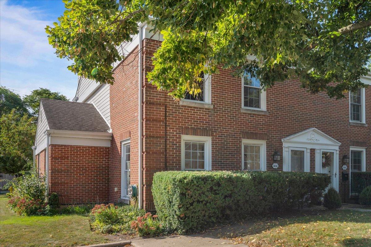 1414 Pebblecreek Dr., Glenview, IL 60025