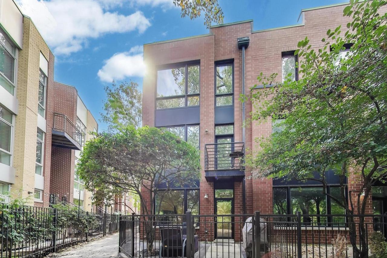 2832 N Riverwalk Dr., Chicago, IL 60618