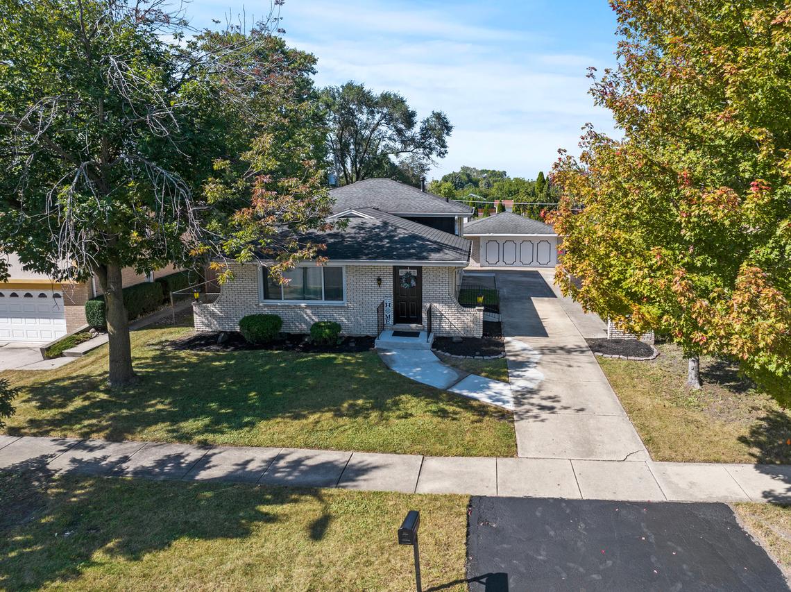 9108 Crescent Ct., Oak Lawn, IL 60453