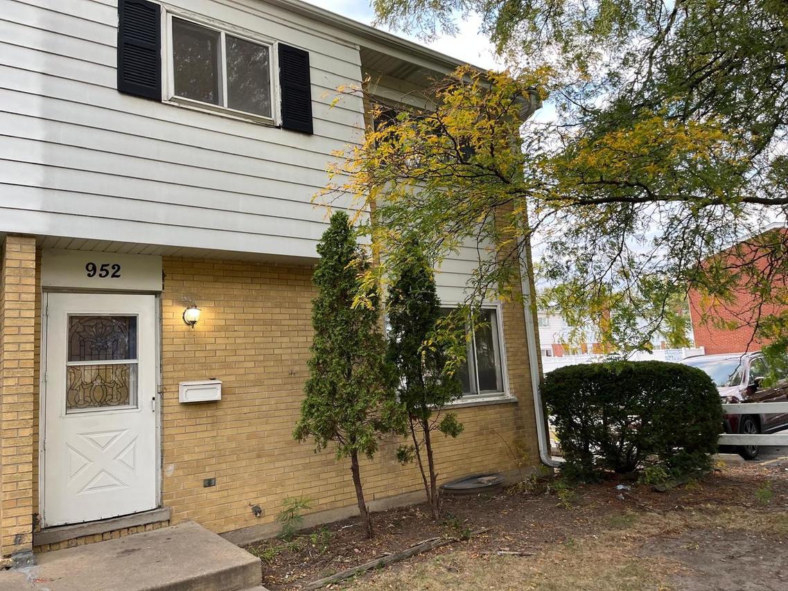 952 N Virginia Ln., Elmhurst, IL 60126