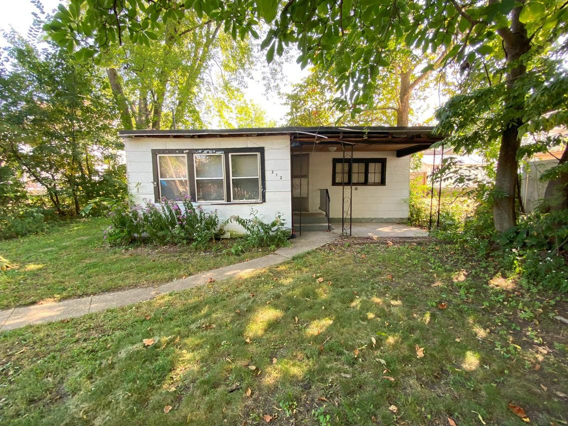 212 W 6th St., Dixon, IL 61021