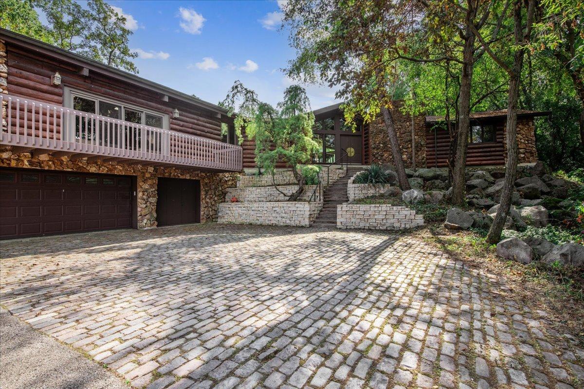 124 Deepwood Rd., Barrington Hills, IL 60010