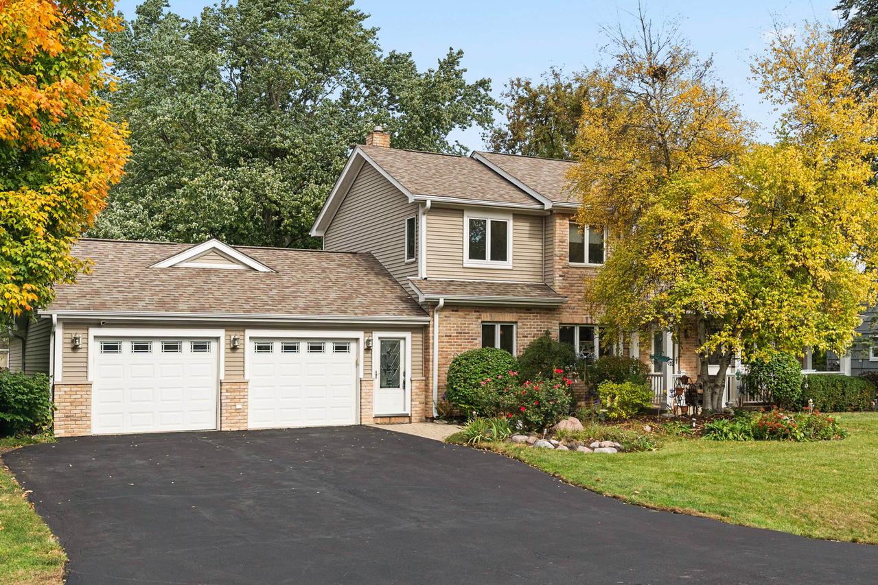 23W620 Walnut St., Roselle, IL 60172
