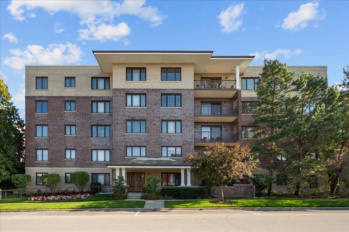 650 Laurel Ave. #303, Highland Park, IL 60035