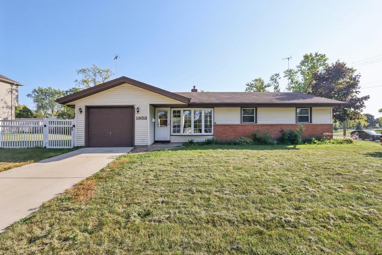 1933 Whittier Ln., Schaumburg, IL 60193