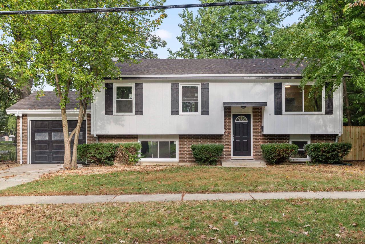 212 N Oakwood Ave., West Chicago, IL 60185