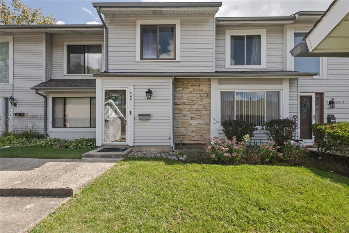 1909 Bates Pl., Downers Grove, IL 60516