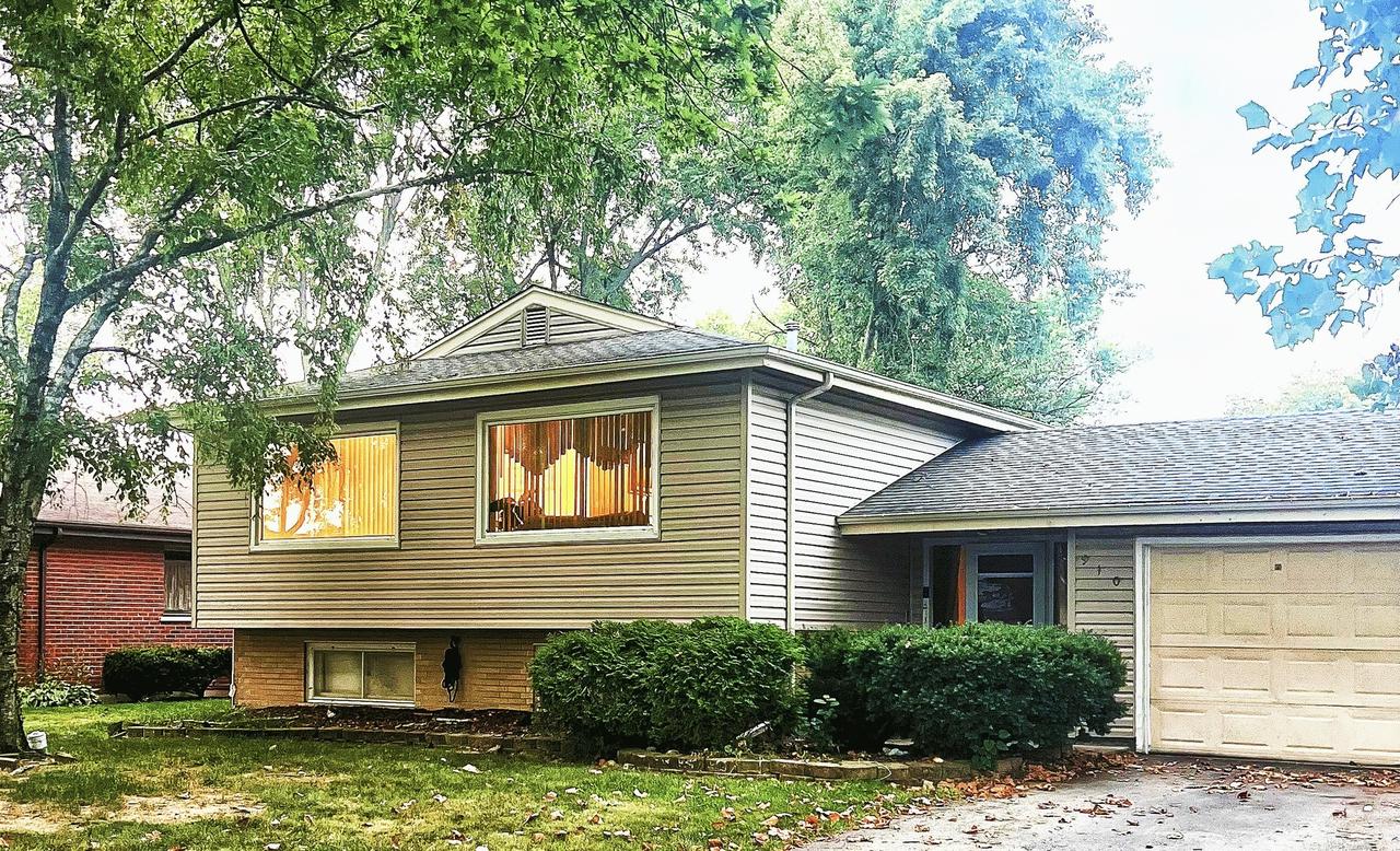 910 Bowling Green Dr., Homewood, IL 60430