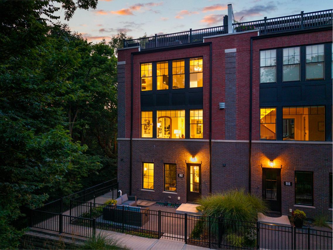 912 E Chicago Ave., Naperville, IL 60540
