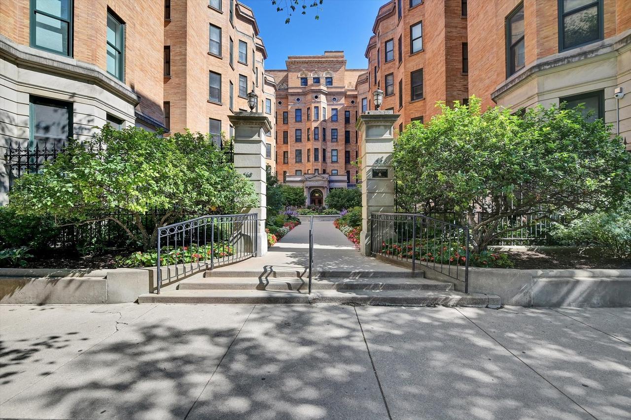 550 W Surf St. #115, Chicago, IL 60657