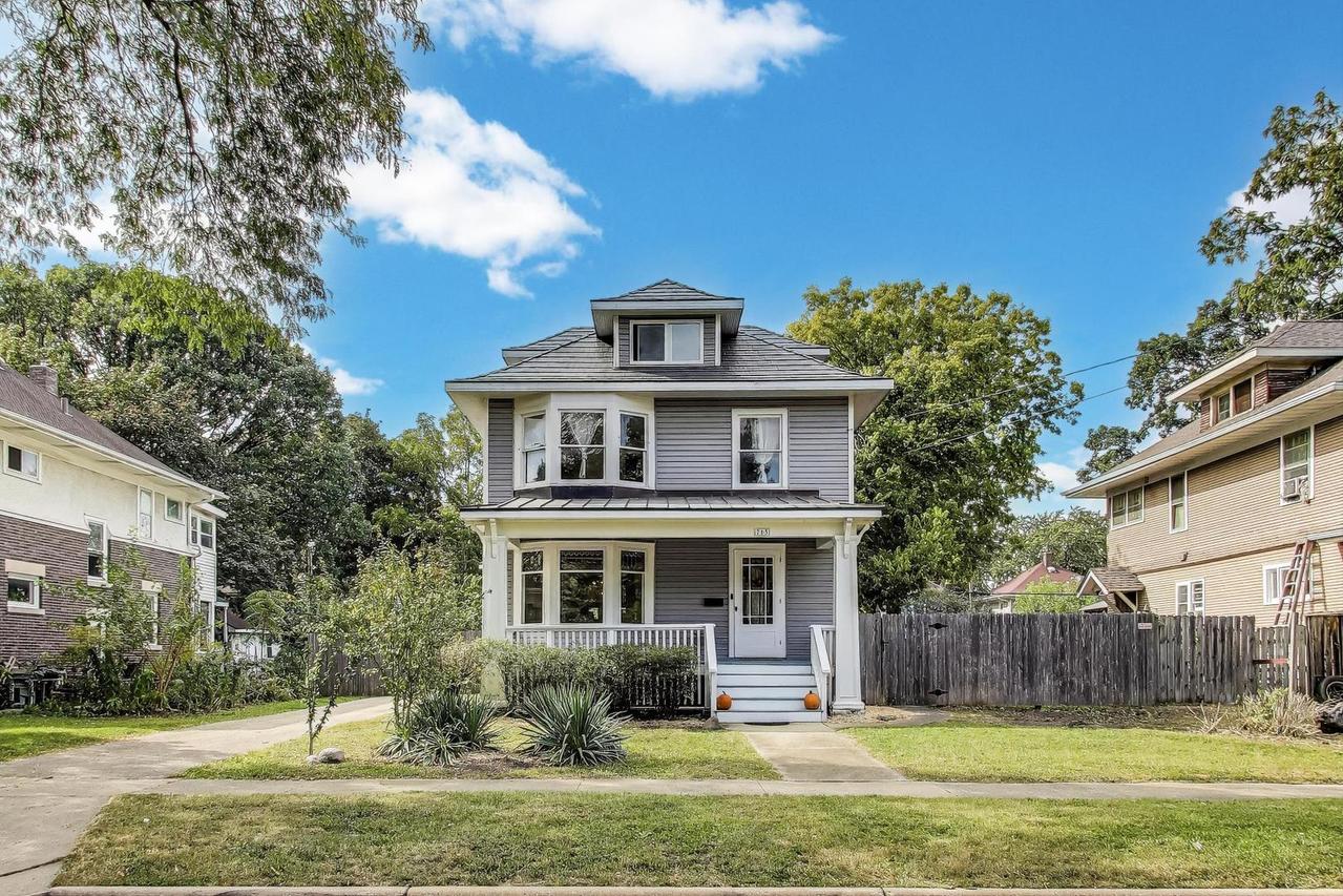 713 S 4th St., Aurora, IL 60505