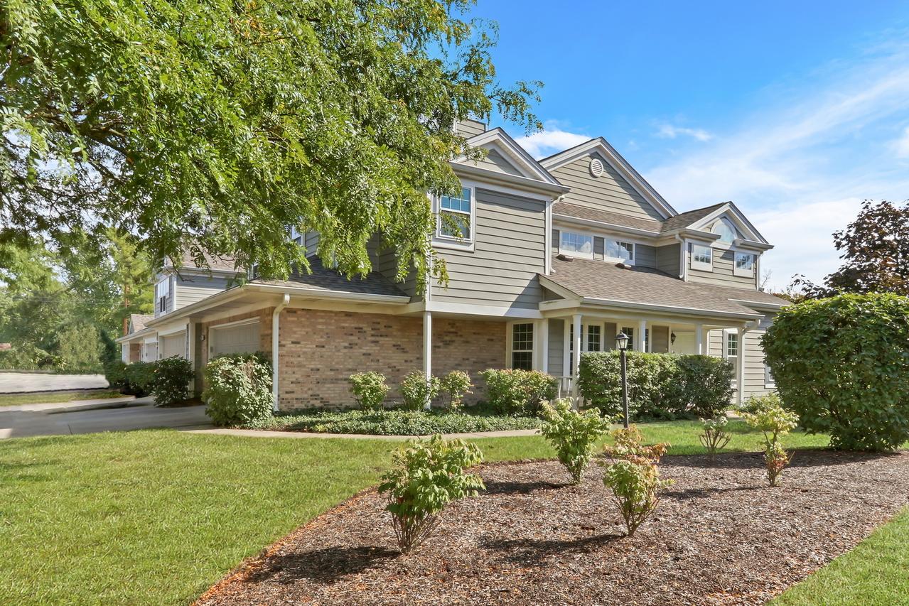 211 Woodstone Dr., Buffalo Grove, IL 60089