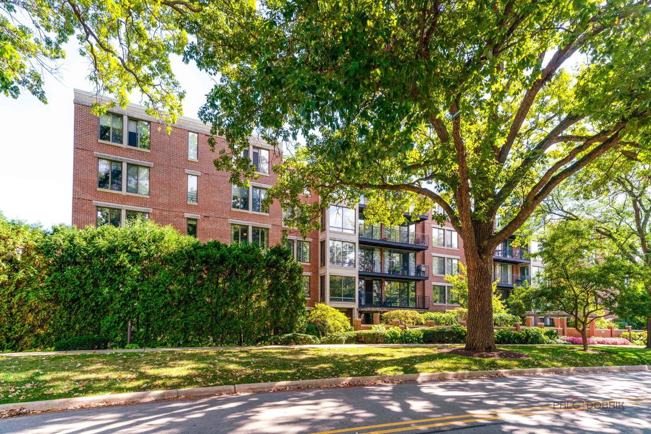 1633 2nd St. #302, Highland Park, IL 60035