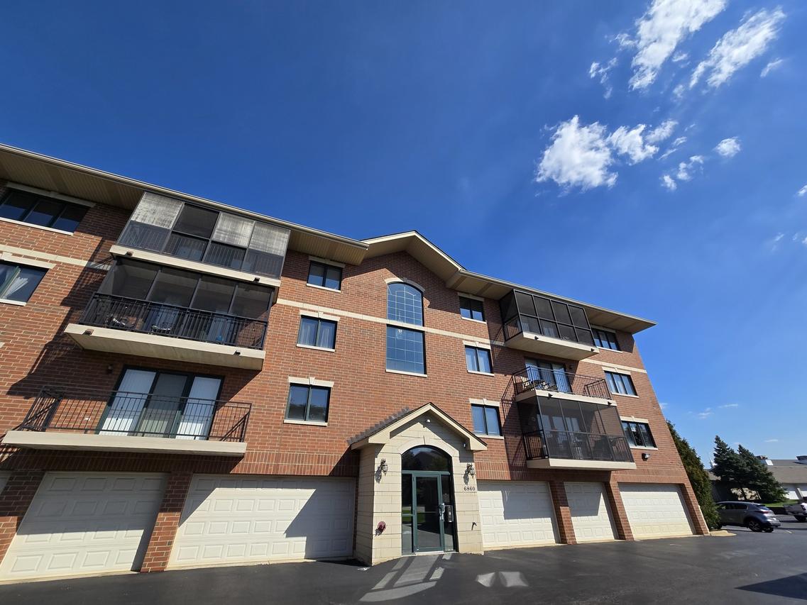 6860 Winding Tr. #204, Oak Forest, IL 60452