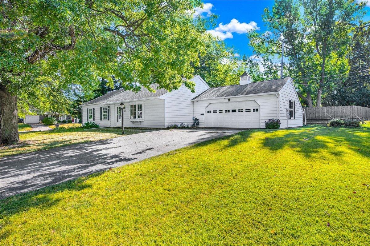 403 Delmar Ln., Bloomington, IL 61701