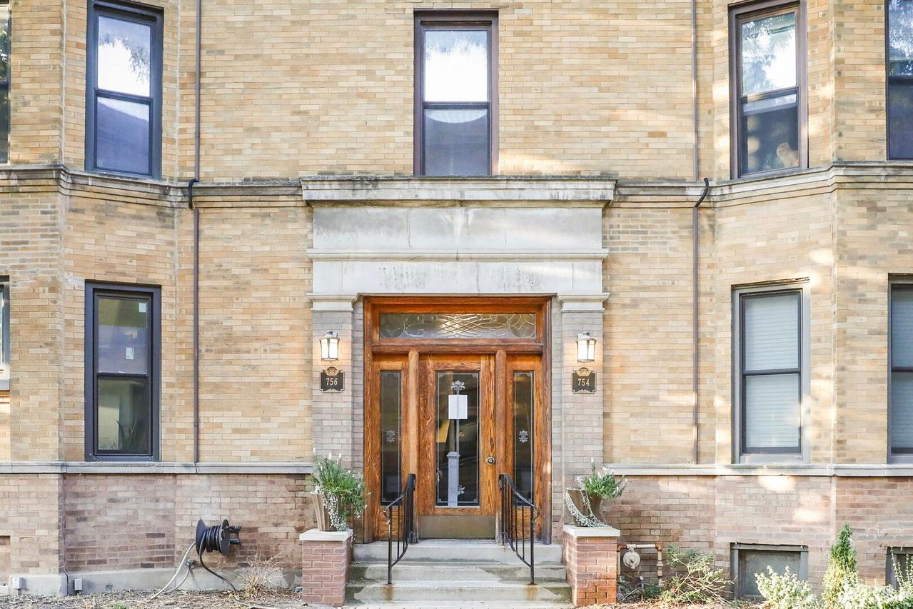 754 W California Ter. #1, Chicago, IL 60657