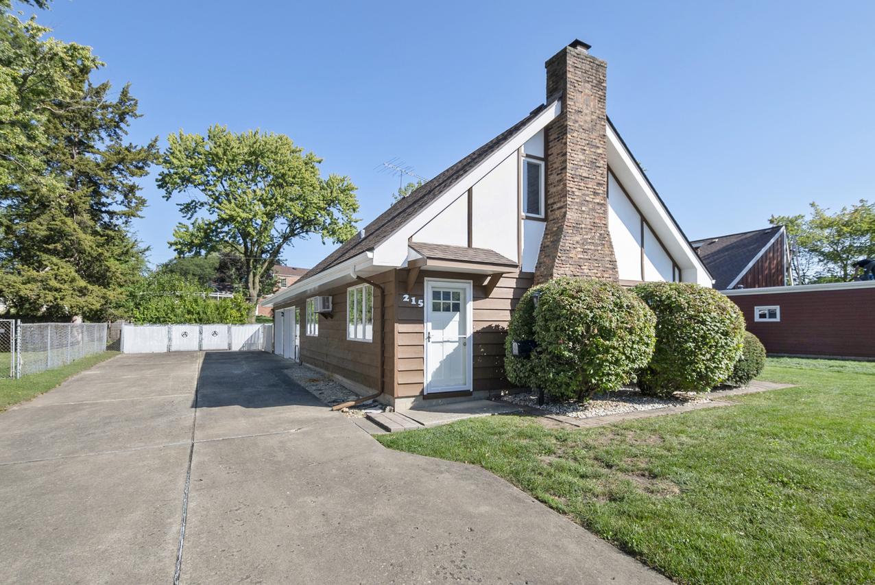 215 Dee Rd., North Aurora, IL 60542