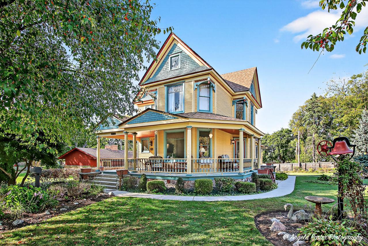 200 W Woodstock St., Crystal Lake, IL 60014